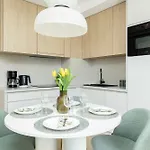 Stylish In With Air Conditioning And Parking By Renters 코워브제크